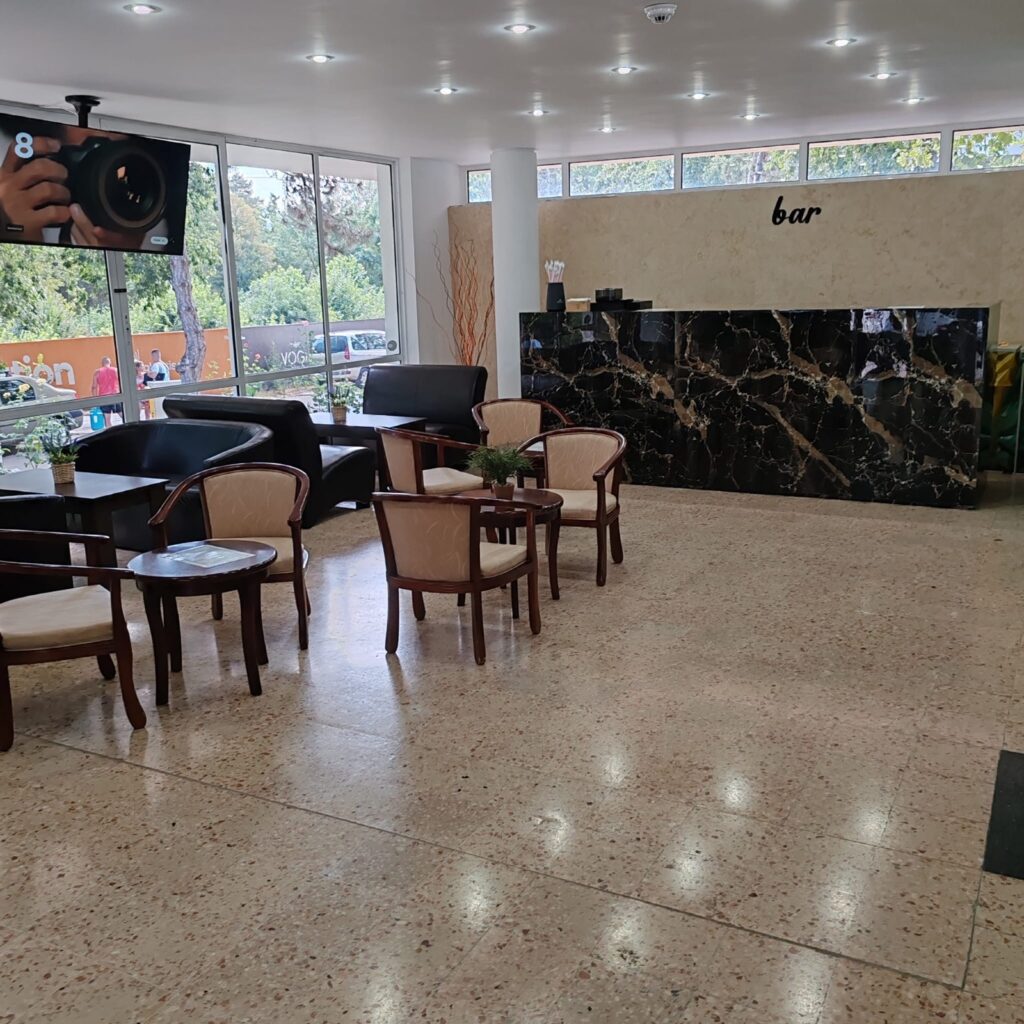 Zonă de relaxare cu mese – Hotel Callatis Neptun