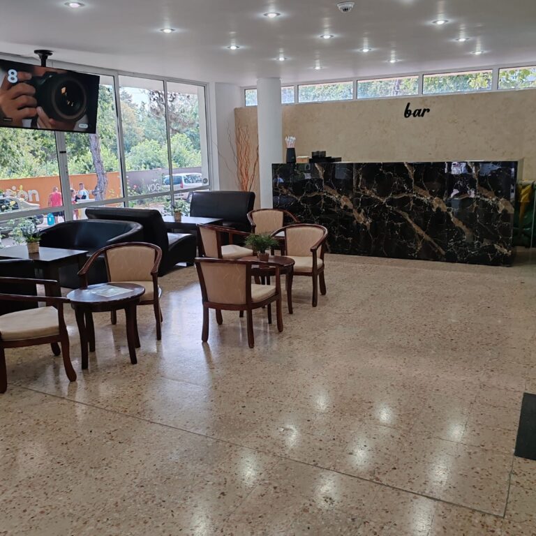 Zonă de relaxare cu mese – Hotel Callatis Neptun